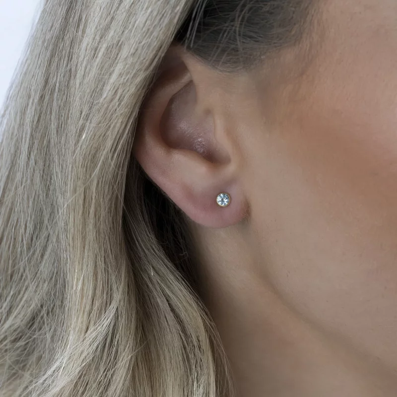 585 Gold Ohrstecker mit funkelnden Blautopasen 14 Karat